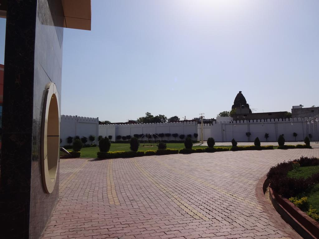 Hardik Resort Órcsha Kültér fotó